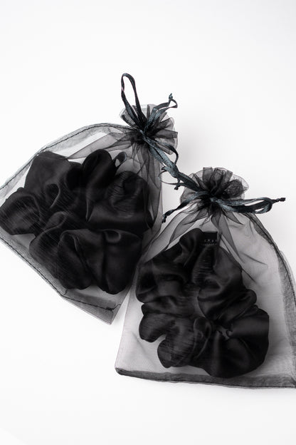 Schwarzes Satin-Haargummi der Soft Edition – weitere Produktaufnahme
