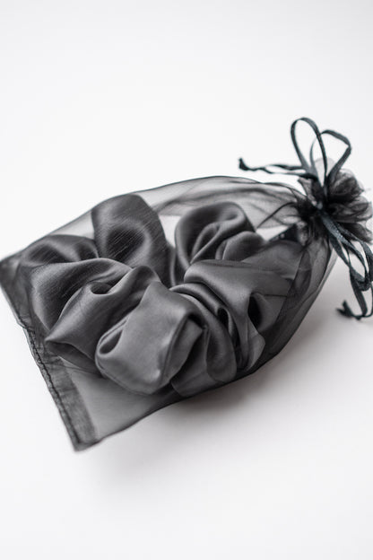 Handgefertigter Satin-Scrunchie in Anthrazit – weitere Ansicht