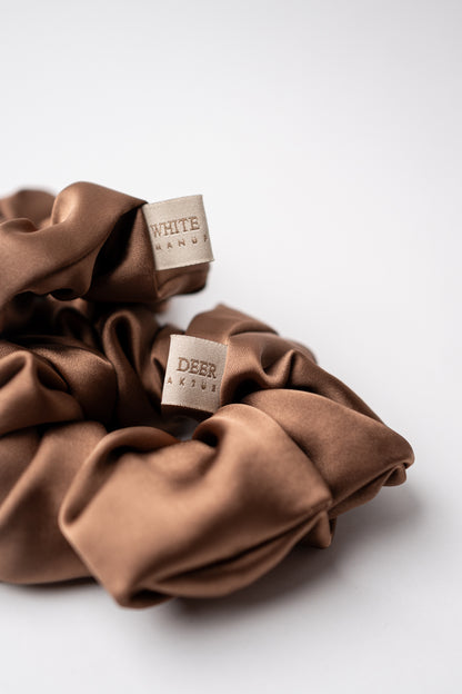 Satin-Scrunchie Soft Edition in Bronze von White Deer Manufaktur – Produktaufnahme