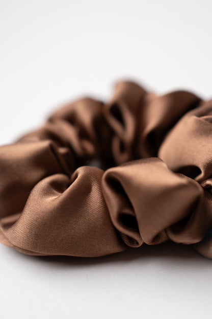Bronzefarbener Satin-Scrunchie von White Deer Manufaktur – weitere Produktansicht
