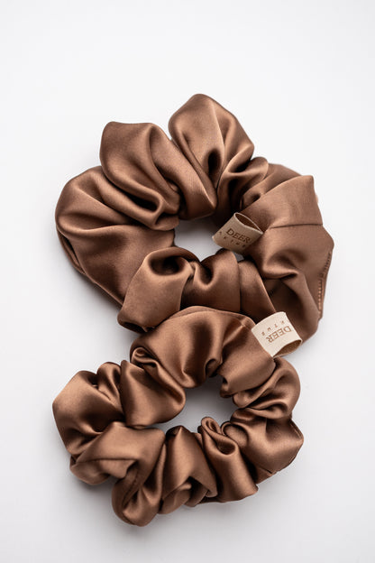 Satin-Scrunchie Bronze – zusätzliche Aufnahme des handgefertigten Haargummis