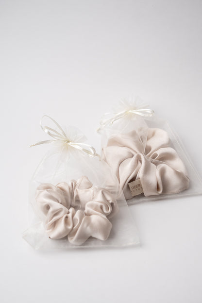 Satin-Haargummi in Champagne – zusätzliche Produktaufnahme