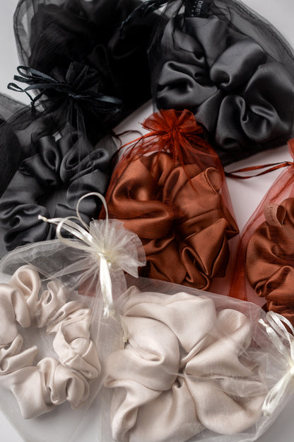 Satin-Scrunchie 4er-Set in vier Farben von White Deer Manufaktur – weitere Produktansicht