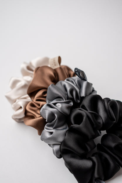 Vier Satin-Scrunchies in Bronze, Champagne, Anthrazit und Schwarz – Soft Edition 4er-Set